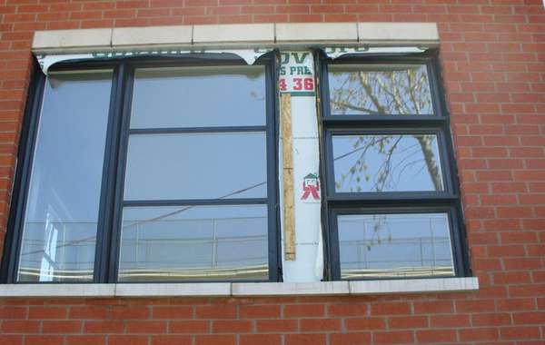 Pose d'une fenêtre à Montréal. Photo Céline Lecomte pour Écohabitation