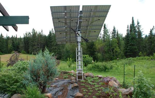 Panneau photovoltaïque dans la maison autonome des Jardins de l’Écoumè