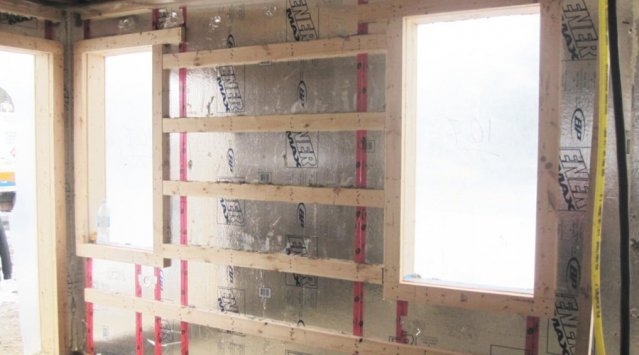 Pare-vapeur côté intérieur. Le gypse va ensuite se poser sur l’ossature en bois