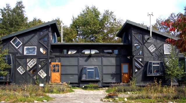 Maison entièrement construite avec des matériaux récupérés, Japon