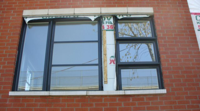Pose d'une fenêtre à Montréal. Photo Céline Lecomte pour Écohabitation.