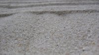 Sable, eau grise