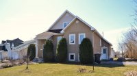 Maison solaire passive avec bachelor au sous-sol