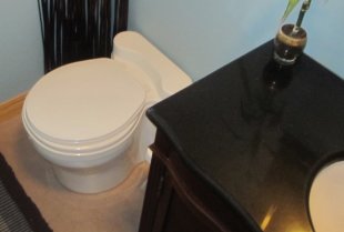 Une toilette sèche ou à compost