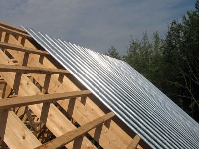 Comment remplacer un toit de bardeaux d'asphalte par un toit en