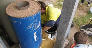 Ce « rocket stove » chauffe aussi l’eau de la douche