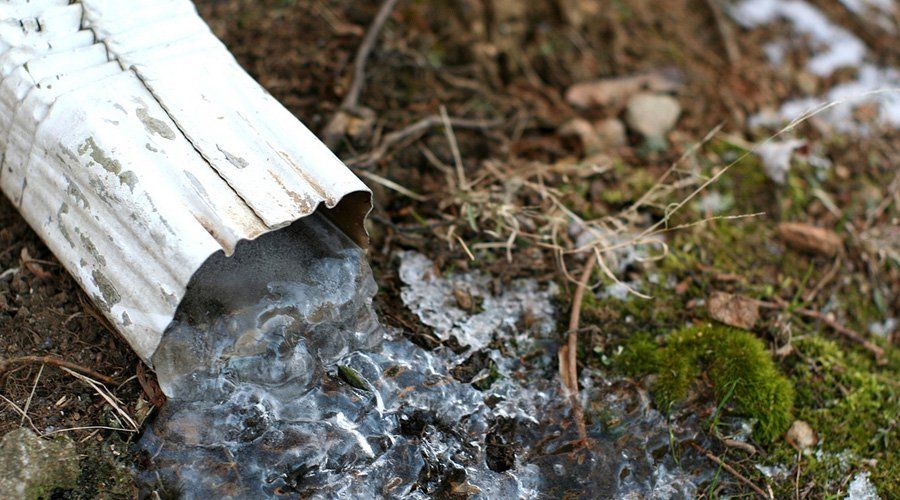 Comment poser des gouttières qui éloignent l'eau de la maison -  Écohabitation