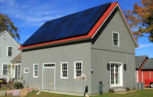 Panneaux solaires sur une maison de campagne.