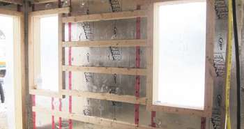 Pare-vapeur côté intérieur. Le gypse va ensuite se poser sur l’ossatur