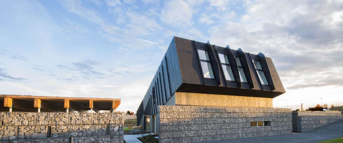 Zeb Pilot House, Maison zéro carbone construite avec des murs en gabion