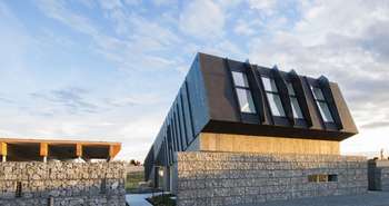 Zeb Pilot House, Maison zéro carbone construite avec des murs en gabion