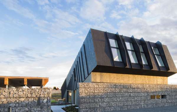 Zeb Pilot House, Maison zéro carbone construite avec des murs en gabion