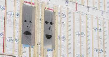 Une future enveloppe déjà trouée