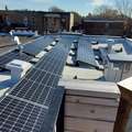 Panneaux photovoltaïques sur un immeuble à Montréal