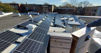 Panneaux photovoltaïques sur un immeuble à Montréal