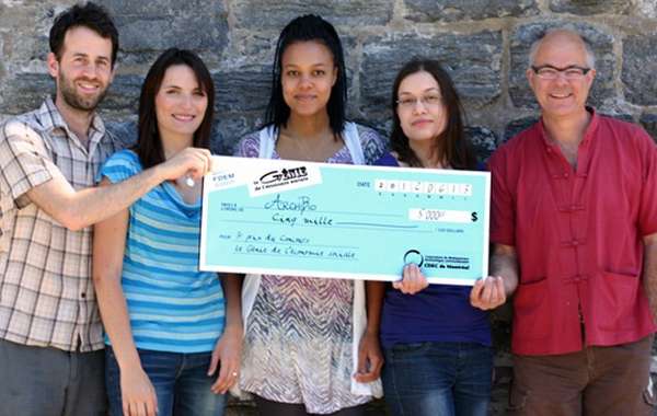 L'équipe d'Archibio et son chèque. Photo Aurélien Semach pour Archibio