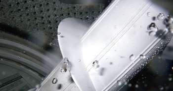 Intérieur d’une machine à laver pendant l’essorage