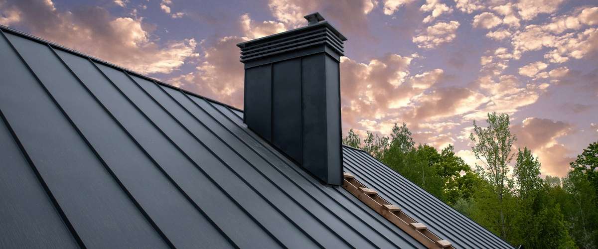 Vue d’un toit en tôle moderne : solution écologique et durable