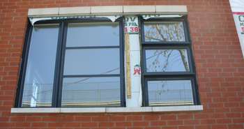 Pose d'une fenêtre à Montréal. Photo Céline Lecomte pour Écohabitation