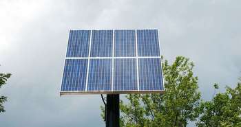 Panneaux solaires sur une maison de campagne.