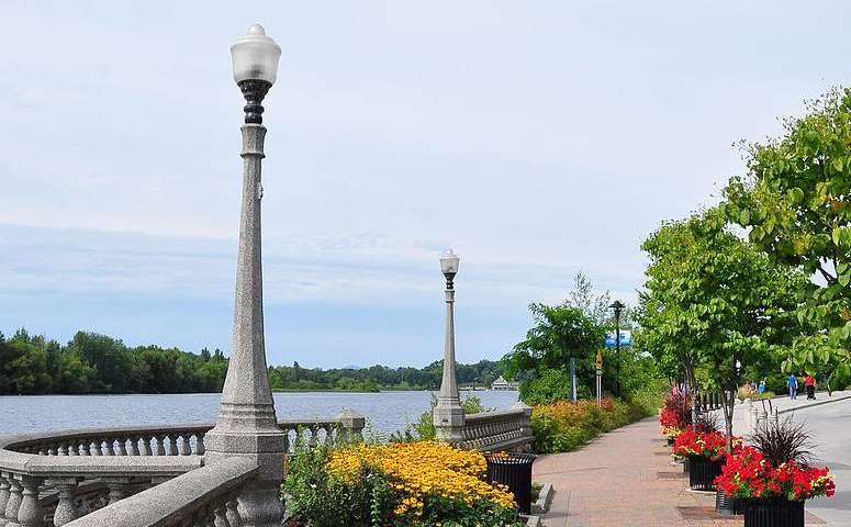 Un feu de circulation pour vélos à Sherbrooke.