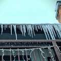 Glaçons sur le rebord du toit, barrières de glace: comment les éviter