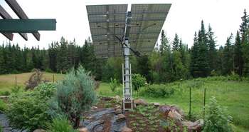Panneau photovoltaïque dans la maison autonome des Jardins de l’Écoumè