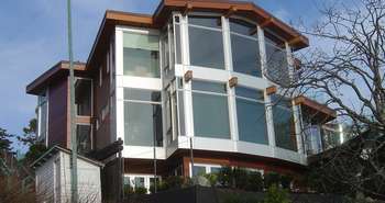 Large baie vitrée dans une maison solaire passive au Colorado