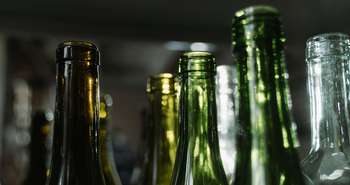 Des bouteilles de verre pour le recyclage du verre en béton