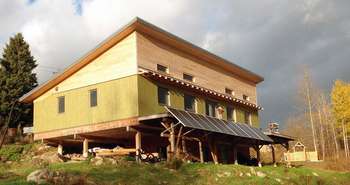 Maison isolée en paille, nette zéro et solaire passive