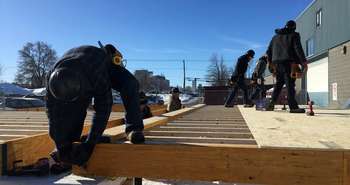 Les étudiants en charpenterie menuiserie du Centre de formation le Chantier