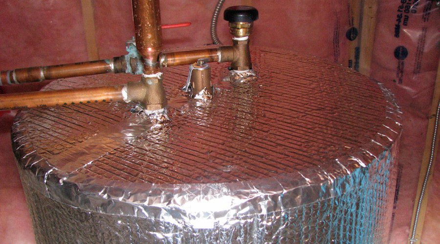 Poser de l'isolant tuyau d'eau chaude pour faire des économies