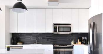 Poser des caissons et portes d’armoires de cuisine