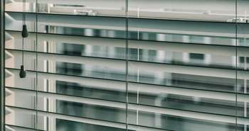 les rideaux et stores protègent la maison de la chaleur