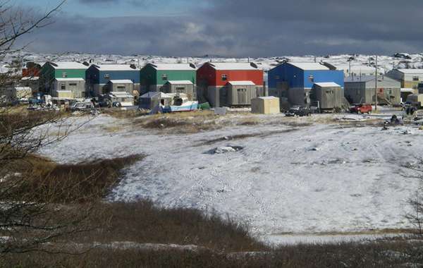 Maisons à Kuujjuaq, Nunavik, Québec. Léo Goguen, Creative Commons.