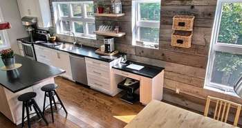 La résidence-siège social de Robin Ouellet et Julie Houdon.