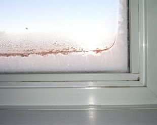 Grand froid et condensation aux fenêtres : trucs pour pallier le probl