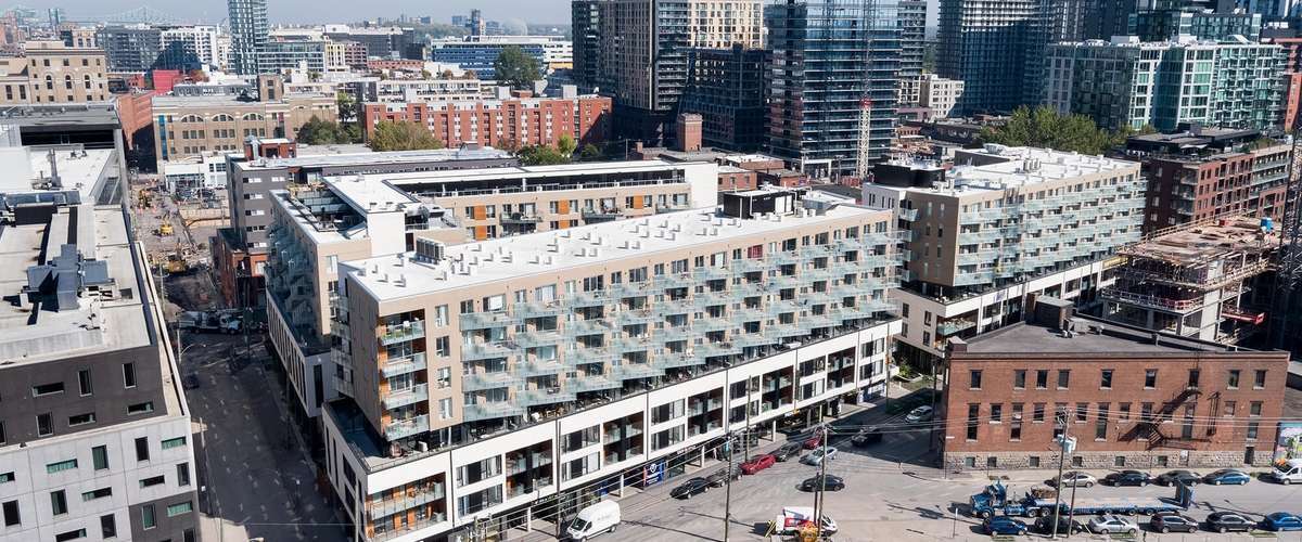Bâtiment de hauteur moyenne avec structure en bois à empreinte carbone réduite