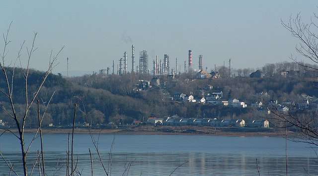 Raffinerie de pétrole face à la ville de Québec