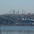 Raffinerie de pétrole face à la ville de Québec