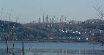 Raffinerie de pétrole face à la ville de Québec