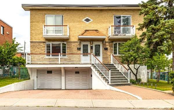 Maisons avec portes de garages en contre-pente à Montréal
