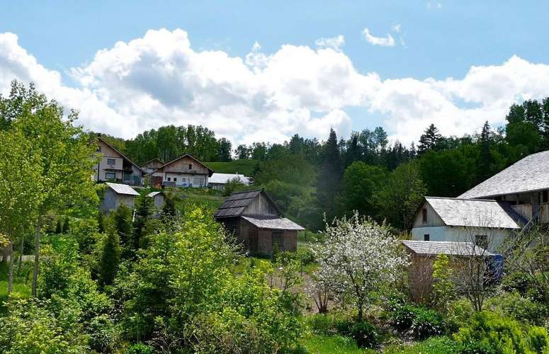 L'Écohameau de la Baie, perché au-dessus du fjord du Saguenay.