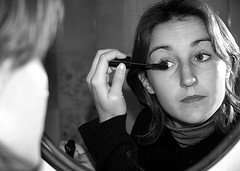 Les fabricants de cosmétiques devraient divulguer leurs « ingrédients