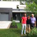 La famille Papin-Ouellette devant sa maison LEED platine