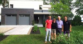 La famille Papin-Ouellette devant sa maison LEED platine