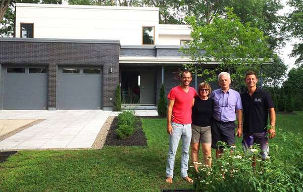 La famille Papin-Ouellette devant sa maison LEED platine