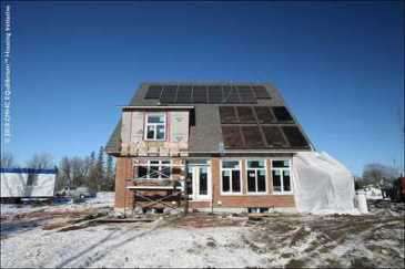 Toits recouverts de panneaux solaires en Ontario.