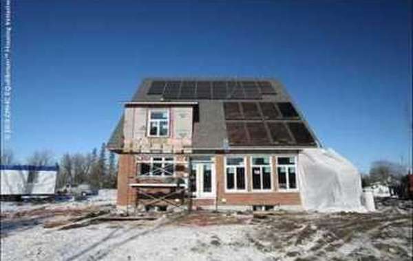 Toits recouverts de panneaux solaires en Ontario.