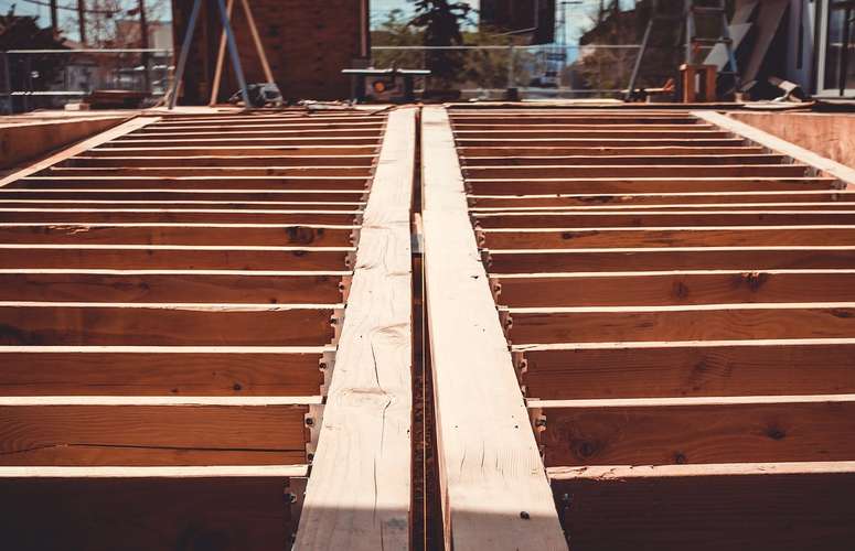 Avantages d’utiliser du bois en construction et les limites au Québec